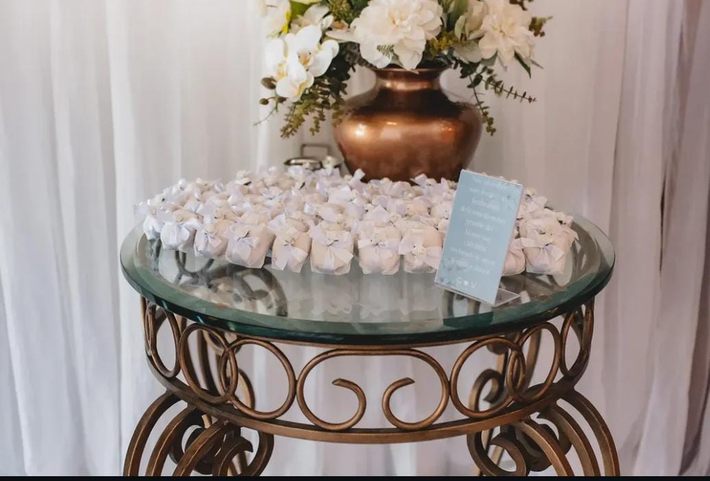 Mesa de bem-casados com vaso em cobre e florais brancos